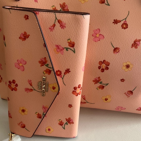 Coach mystic flower large travel wallet nwt - Picture 5 of 14